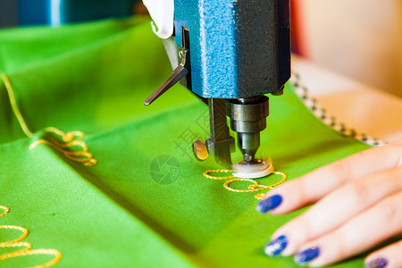 女人亲手缝针工业古董织物工具制造业女士材料缝纫机器机械生产高清图片素材
