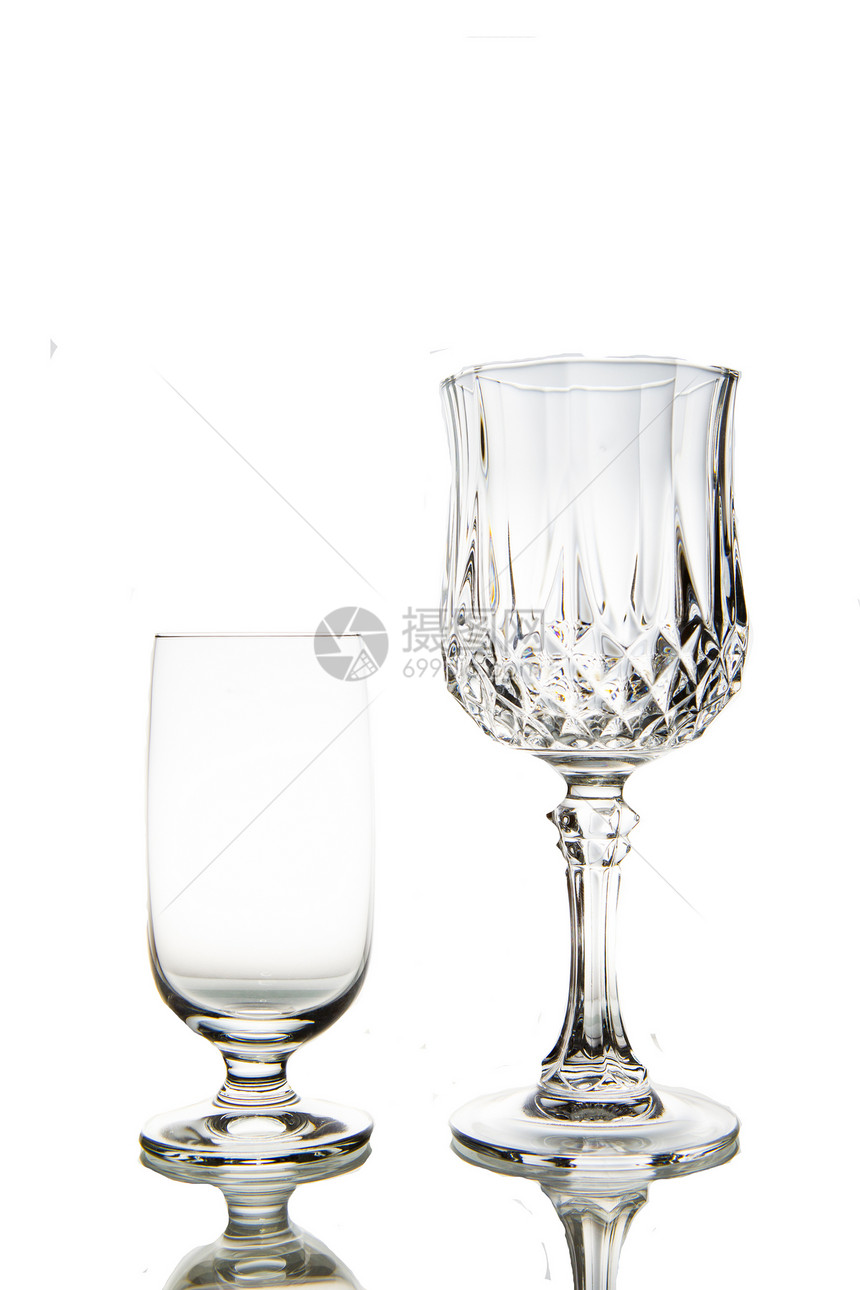 两个空酒杯 白底隔离在白色背景上空白反射水晶灰色高脚杯餐厅玻璃饮料黑色杯子图片