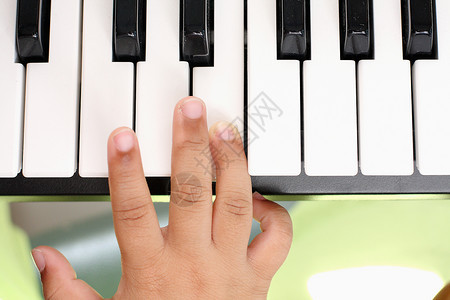 钢琴男生素材男孩的手 弹钢琴孩子韵律器官乐器合成器学习音乐家钢琴男生音乐会背景