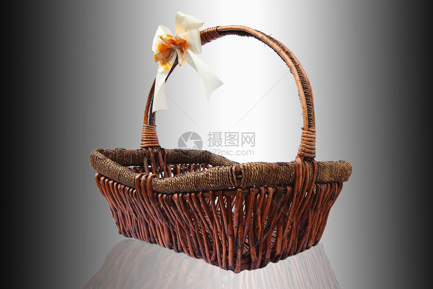 Wicker 篮子无醇白色背景手工纤维园艺工艺购物圆圈野餐棕褐色木头乡村图片