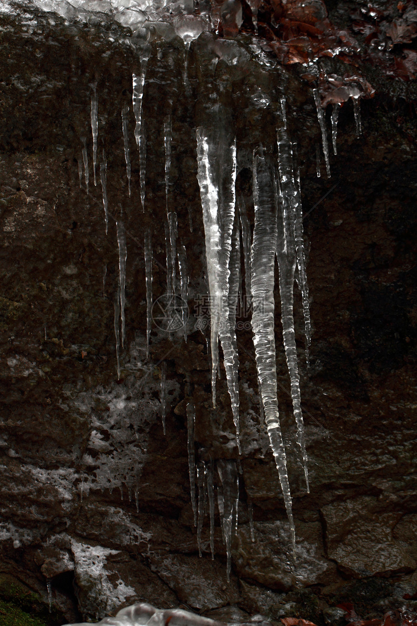 深底的冰柱水晶岩石季节白色冻结天气图片