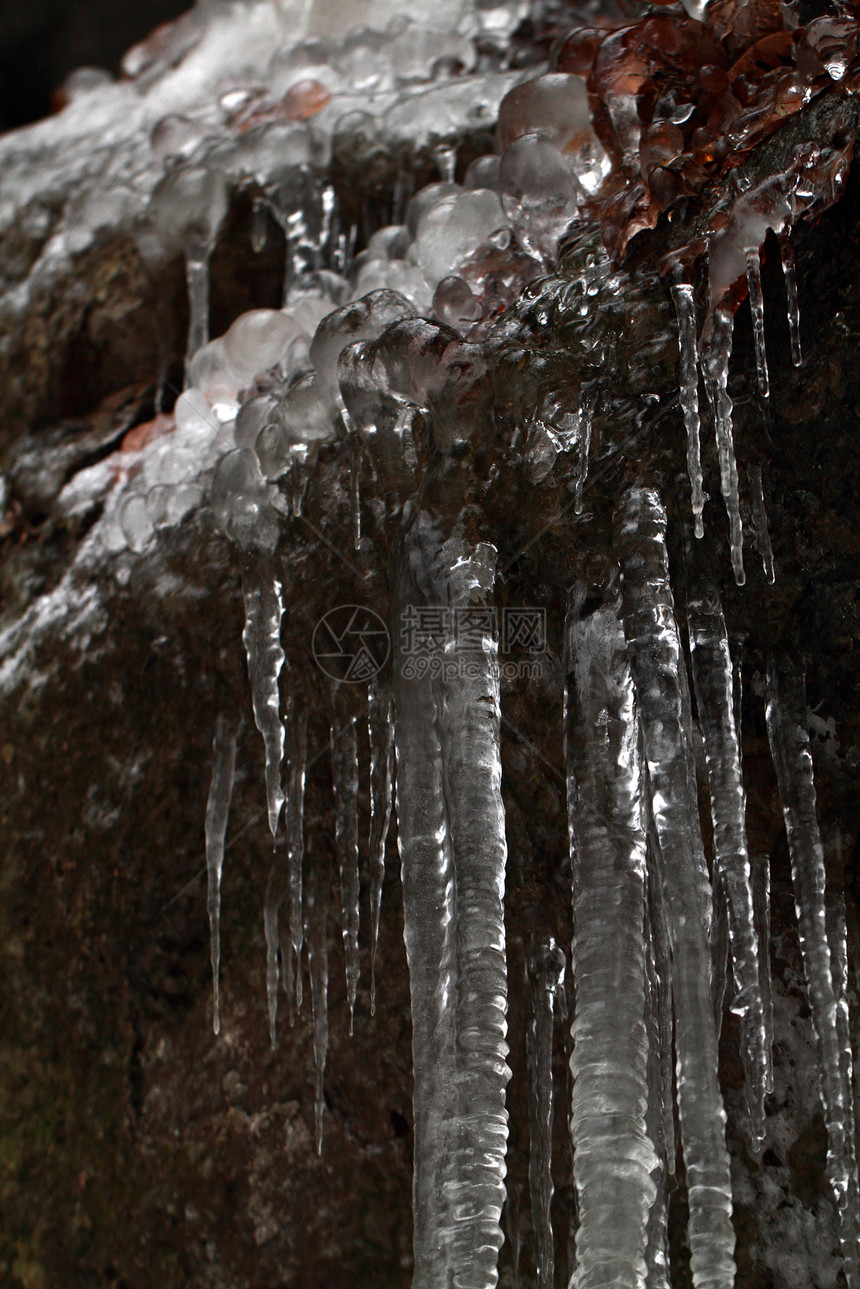 深底的冰柱天气水晶白色季节冻结岩石图片