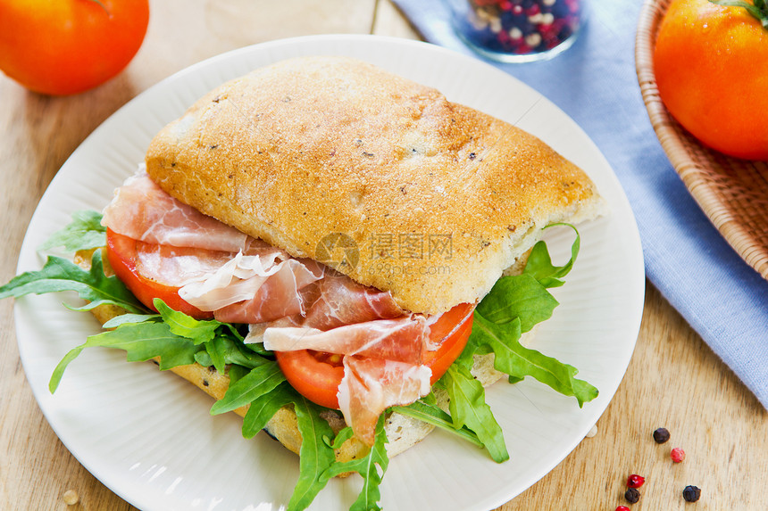 三明治上的Prosciutto树叶美食家火腿食物美味面包饮食午餐胡椒美食图片