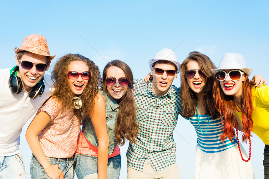 身戴太阳眼镜和帽子的青年群体友谊派对娱乐日落夫妻舞蹈男性蓝色团体享受图片