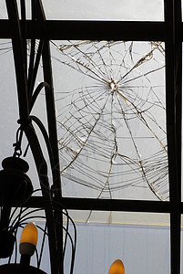 损害赔偿门廊天花板上的玻璃碎玻璃背景