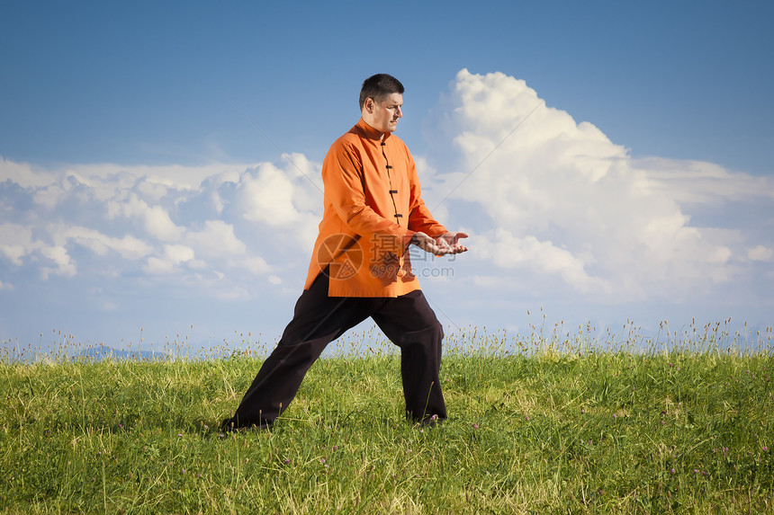 齐贡户外武术男人练习天空草地艺术成人闲暇橙子晴天图片