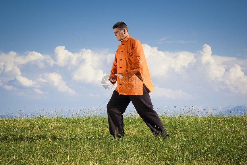 齐贡户外功夫草地男性蓝色活力姿势运动天空晴天艺术图片