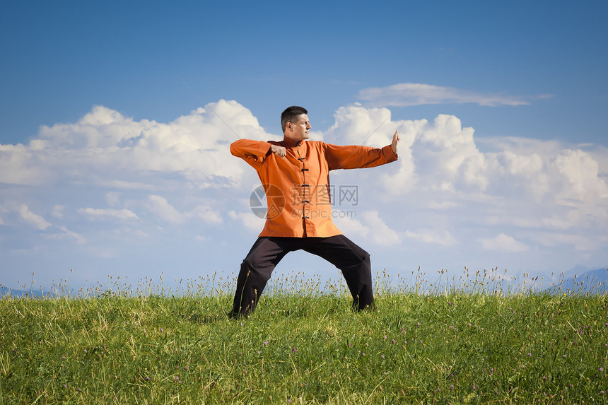 齐贡户外天空文化蓝色武术橙子专注男人成人闲暇运动图片