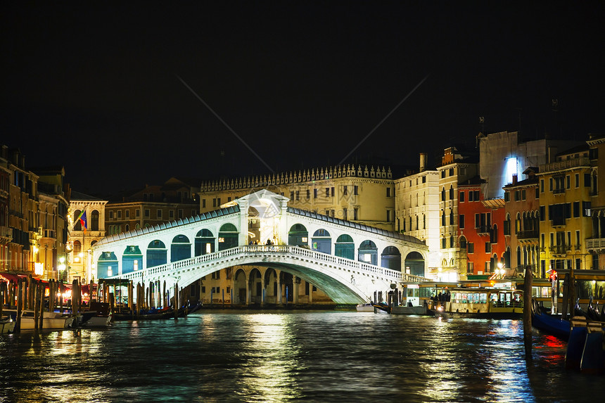 位于意大利威尼斯的Rialto桥运河天空建筑学血管航海图片