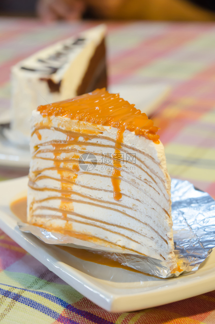 Crepe蛋糕白色奶油甜点美食橙色食物盘子鞭子图片