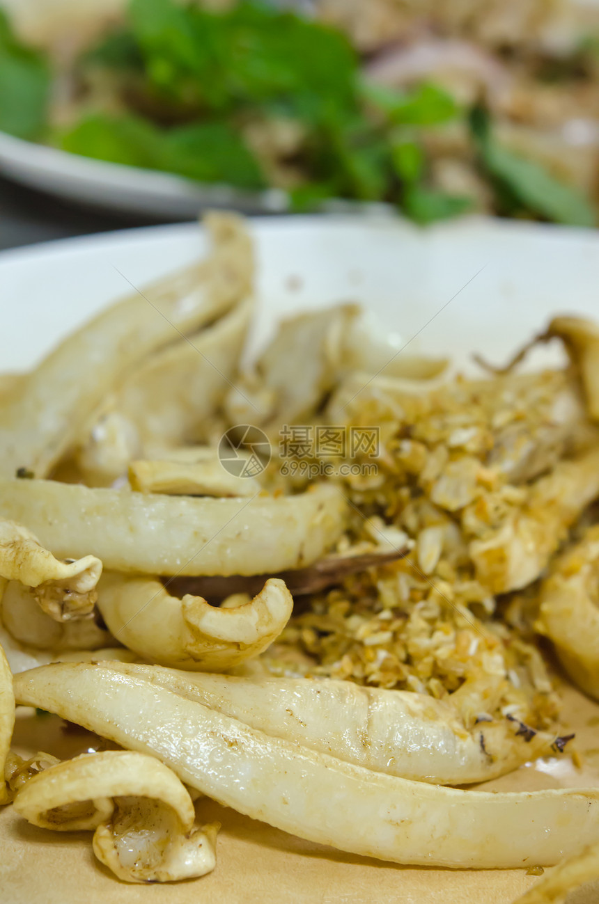 炸鱿鱼食物章鱼油炸乌贼蔬菜美食盘子白色图片