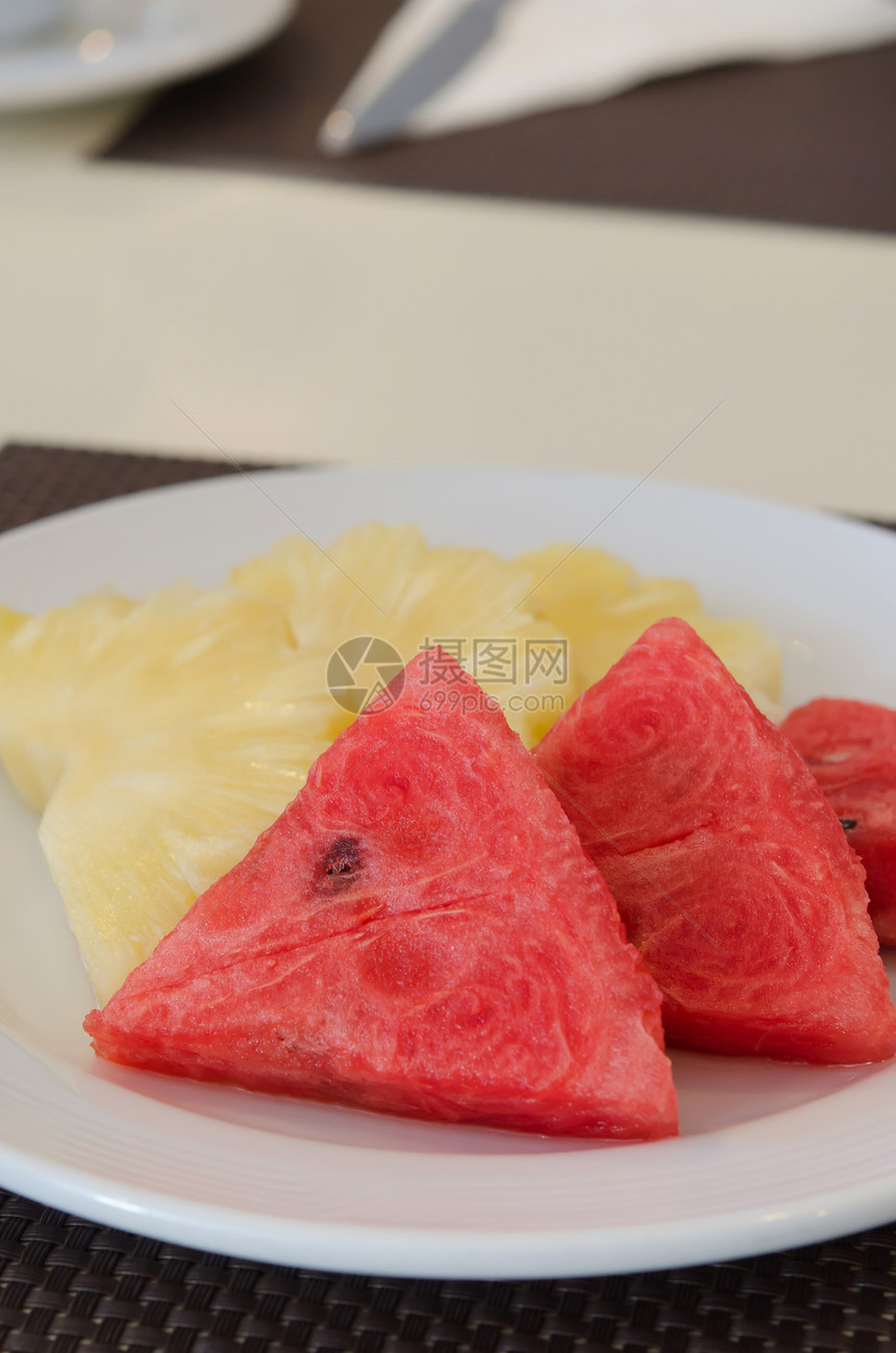 新鲜水果红色黄色盘子白色西瓜菠萝营养食物图片