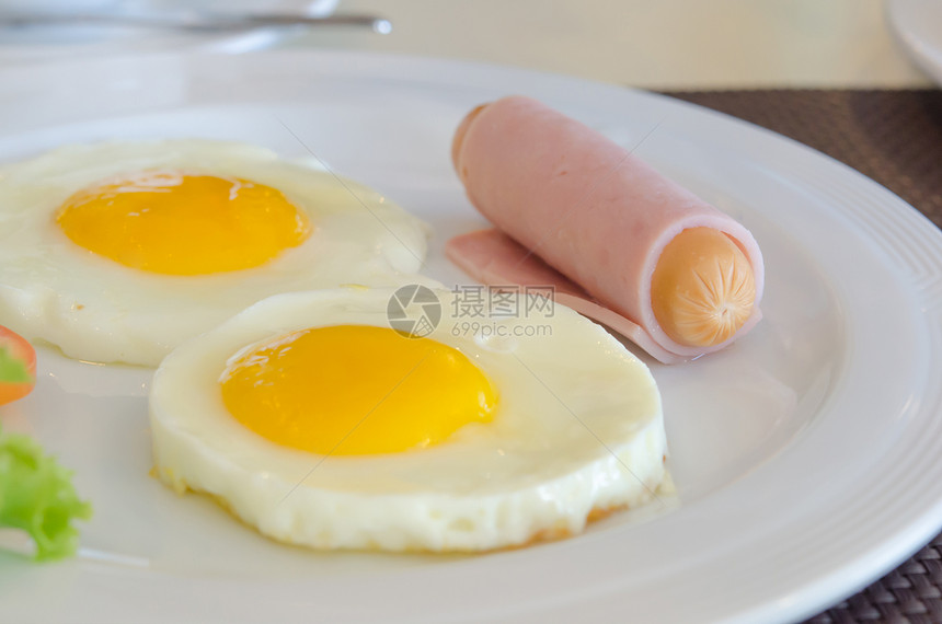 早餐猪肉营养油炸食物香肠白色盘子黄色蛋黄图片