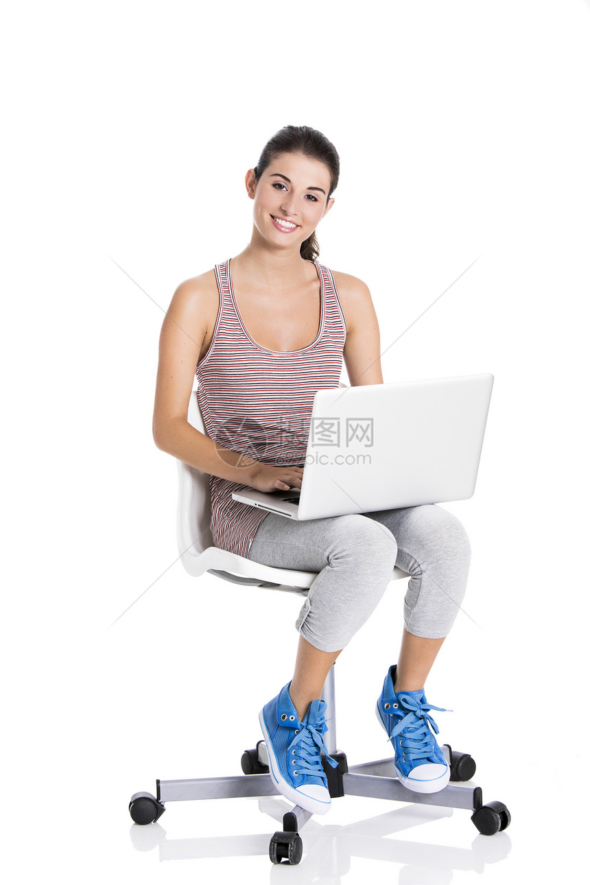 在笔记本电脑上工作的学生幸福喜悦享受冲浪牛仔裤快乐技术微笑女性女孩图片