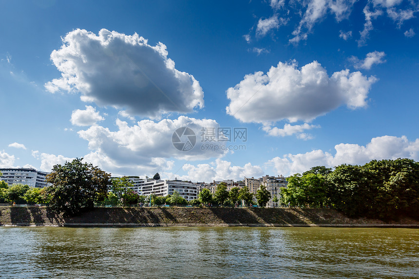 法国巴黎的(Swans Alley)和塞纳河图片