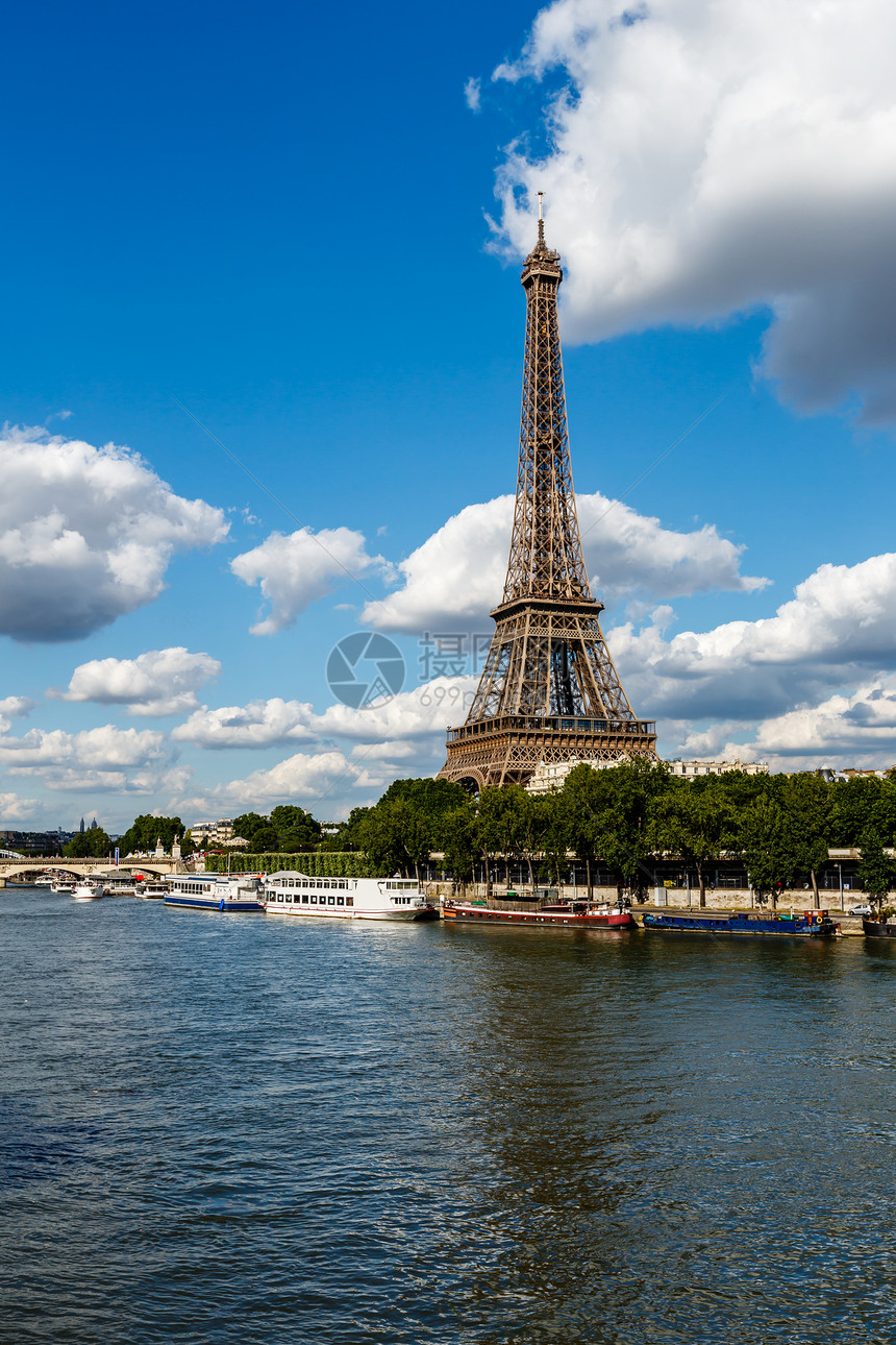 Eiffel铁塔和塞纳河背景有白云的历史历史性建筑学金属首都纪念碑景观城市地标市中心图片