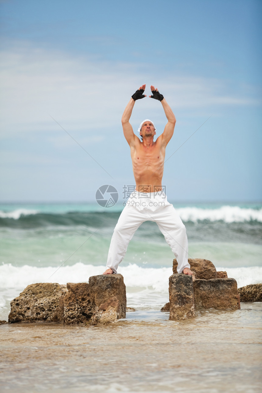 在沙滩夏天做静脉瑜伽冥想的 健康人专注海滩男性成人石头天空身体姿势放松男人图片