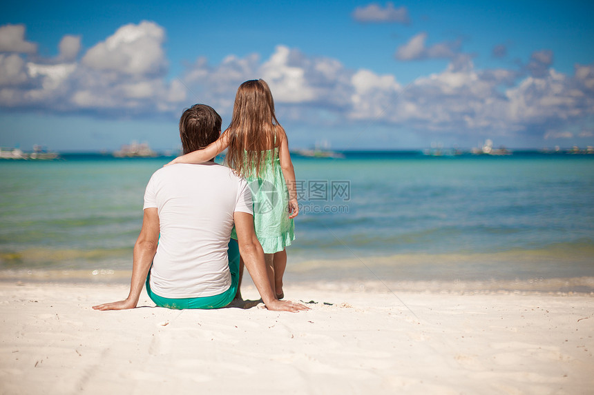 年轻父亲和小女儿的近视观望着大海乐趣幸福孩子海洋爸爸假期异国海岸微笑女孩图片