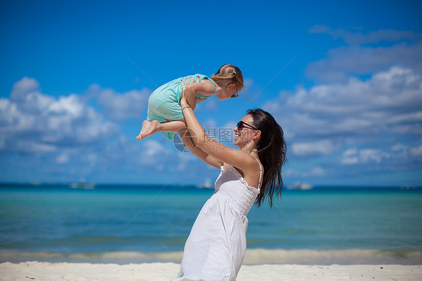 年轻美丽的母亲和可爱的小女儿 在热带沙滩玩得开心 很快乐父母孩子海岸线女士家庭幸福海洋女孩婴儿享受图片