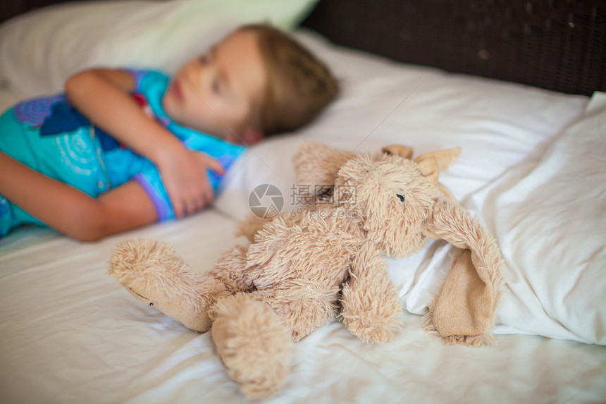 可爱的小孩睡午睡女性女孩睡眠白色玩具毯子动物酒店小憩童年图片