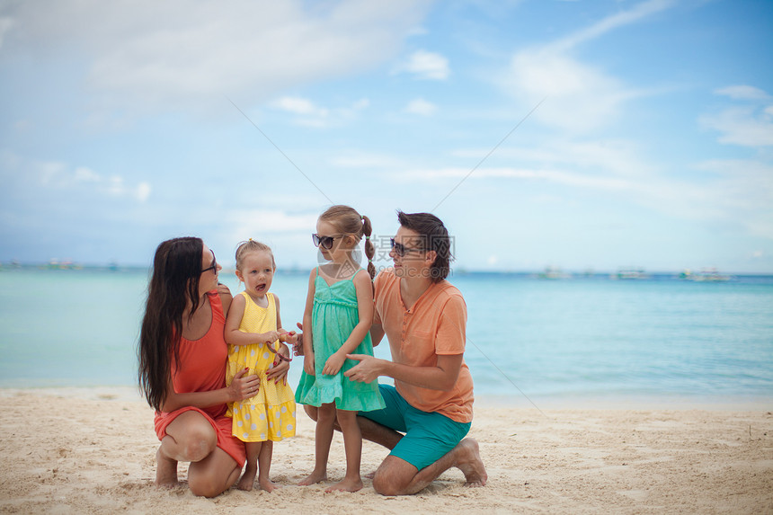 美丽的高加索家庭在热带度假时的肖像 被描绘成一个美丽的白人家庭成人衣服女儿女孩婴儿男性孩子父亲女士母亲图片