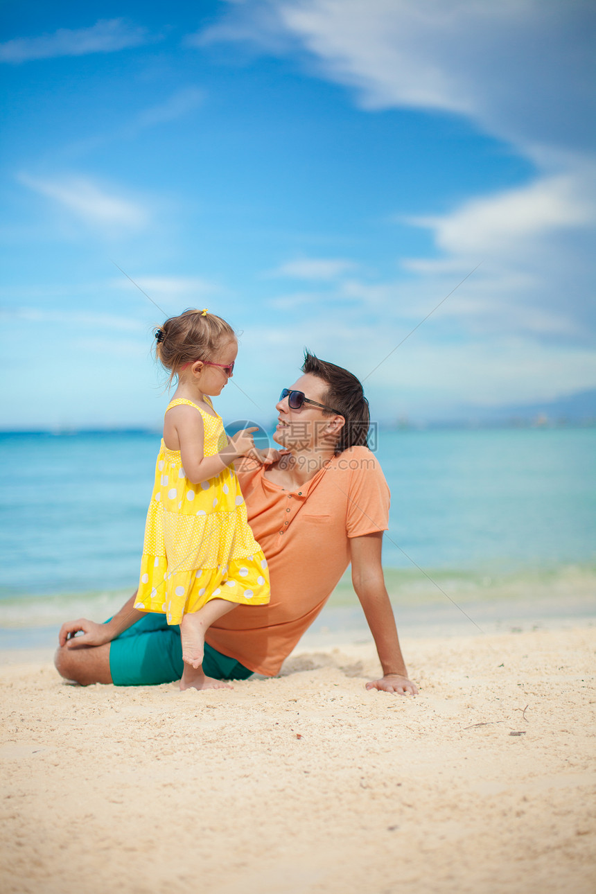 快乐的父亲和他可爱的小女儿 在海滩玩得开心图片