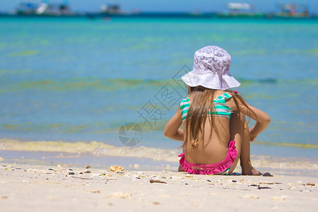 穿泳装的小女孩海滨白色的高清图片