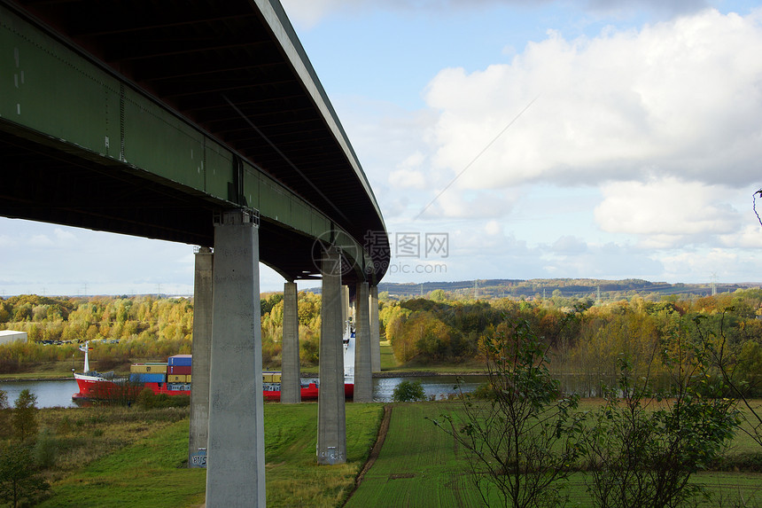 光导力天空蓝色混凝土交通公路钢筋桥梁图片