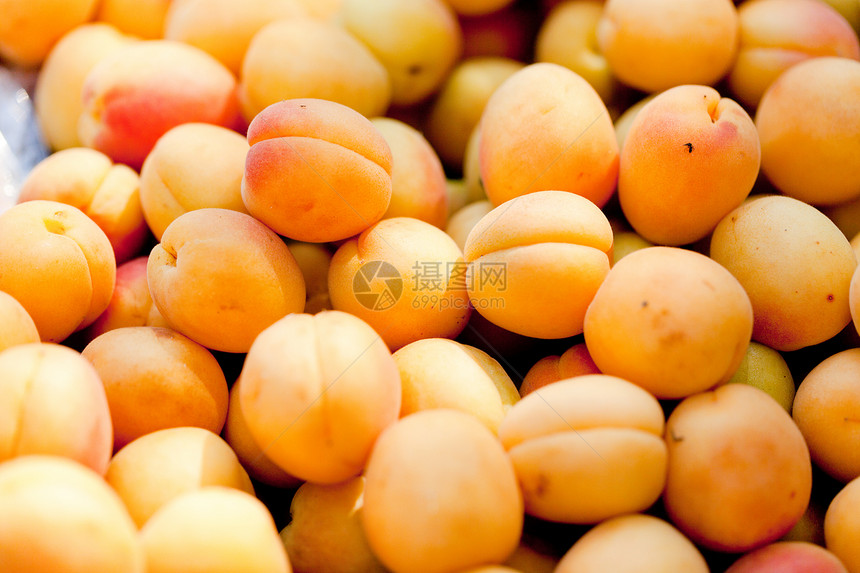 鲜橙红杏仁桃子 在市场上的宏观闭市植物橙子甜点饮食金子小吃团体农业收藏收成图片