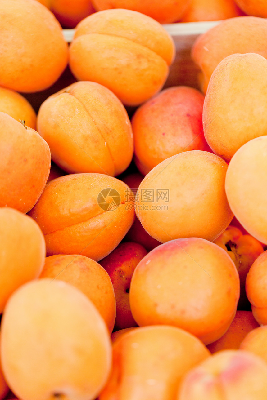 鲜橙红杏仁桃子 在市场上的宏观闭市食物收藏农业收成植物小吃营养产品橙子维生素图片