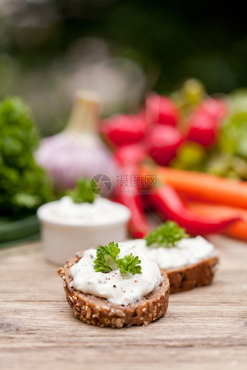 美味自制奶油奶酪和配面包的草药香菜营养奶制品韭菜小吃草本植物美食早餐胡椒产品图片
