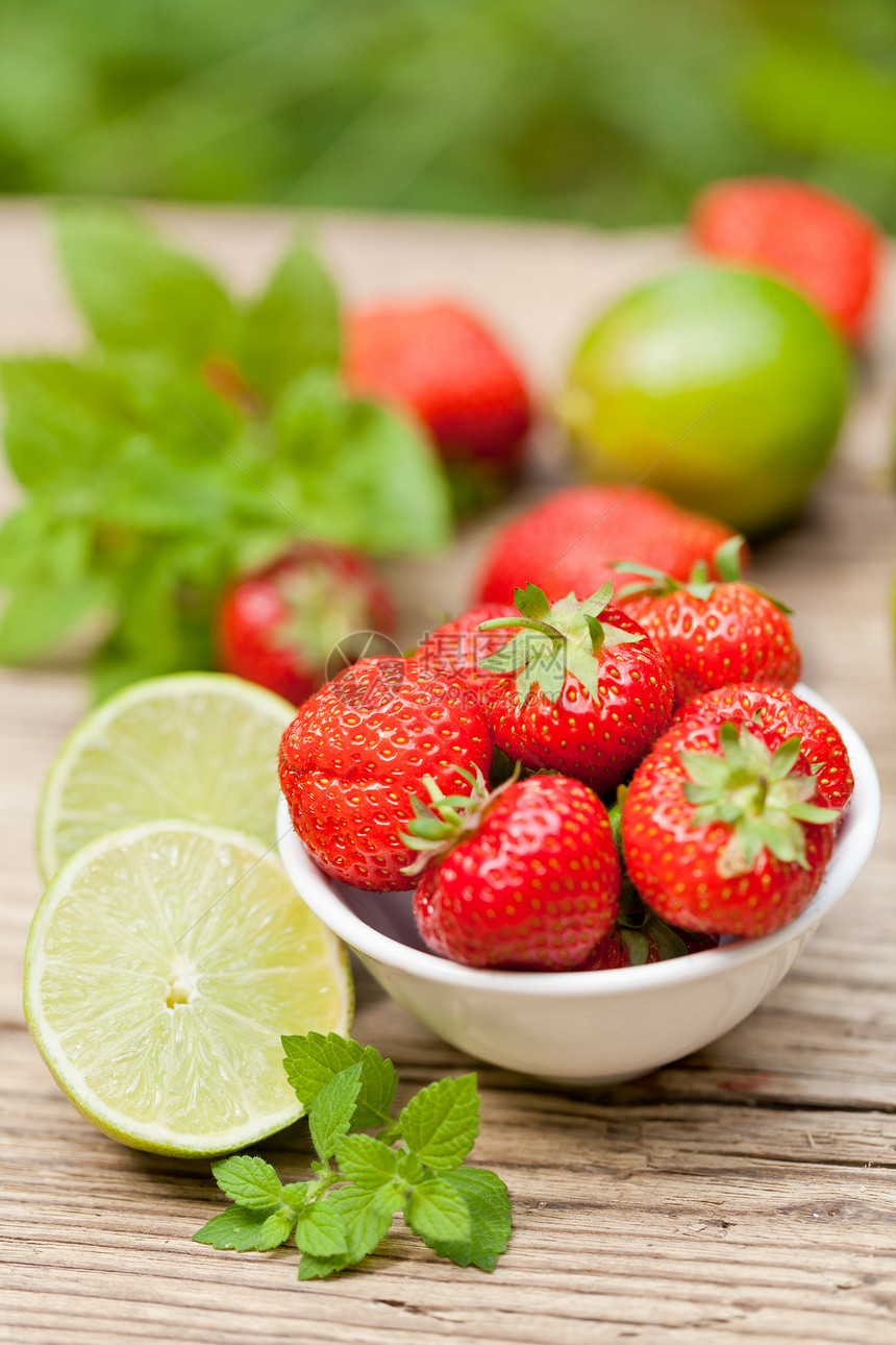 夏天在户外露天盛开的新鲜鲜美美味甜甜甜草莓和绿石灰热带营养食物宏观叶子美食果汁柠檬水果团体图片