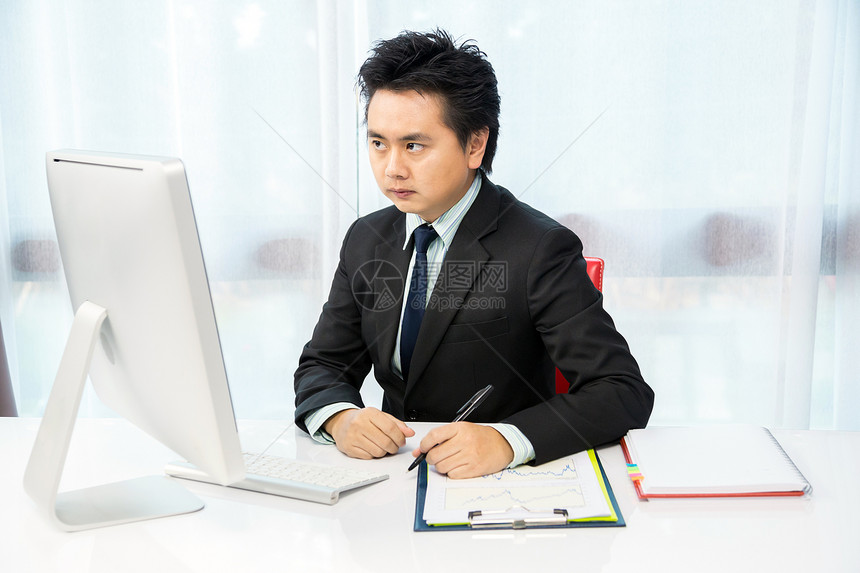 与桌面合作的商务人士商务桌子工作商业写作键盘办公室房间人士电脑图片