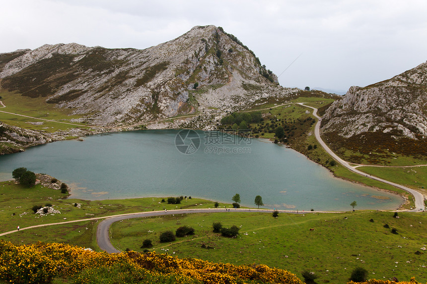 乙醇湖全景环境旅行岩石假期旅游爬坡反射草地场景图片