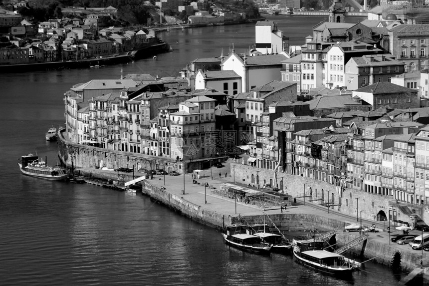 葡萄牙波尔图市 杜罗河堤岸黑色a船舶城市历史建筑学房屋天空爬坡窗户平铺历史性图片