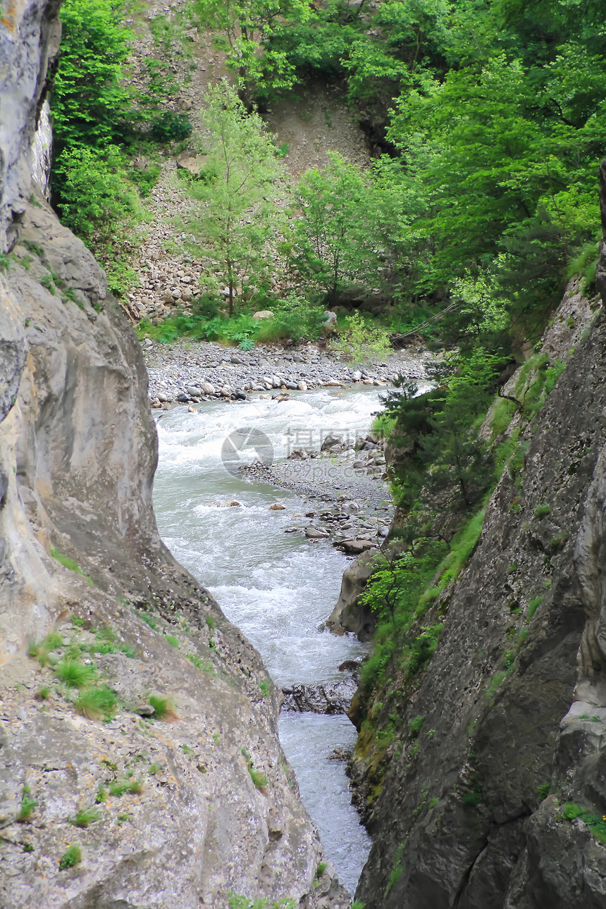高加索山脉的瀑布溪流高度绿色岩石悬崖场景山脉叶子风景荒野图片