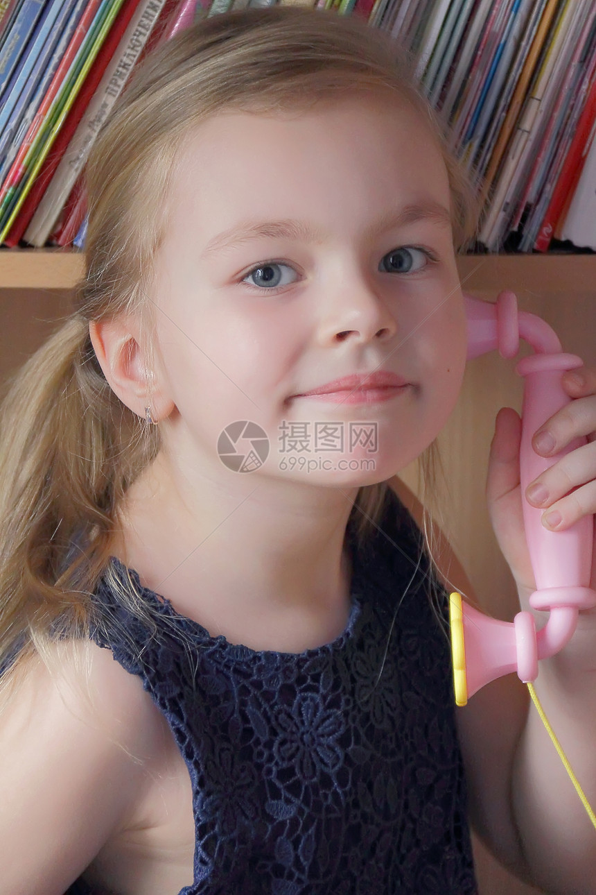 使用粉红电话的女孩肖像蓝色童年粉色头发金发孩子白色图片