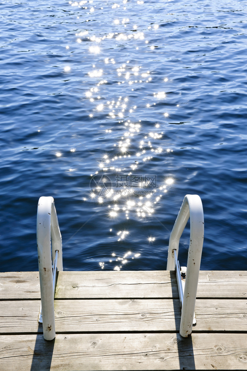 夏季湖码头上装有闪光水图片