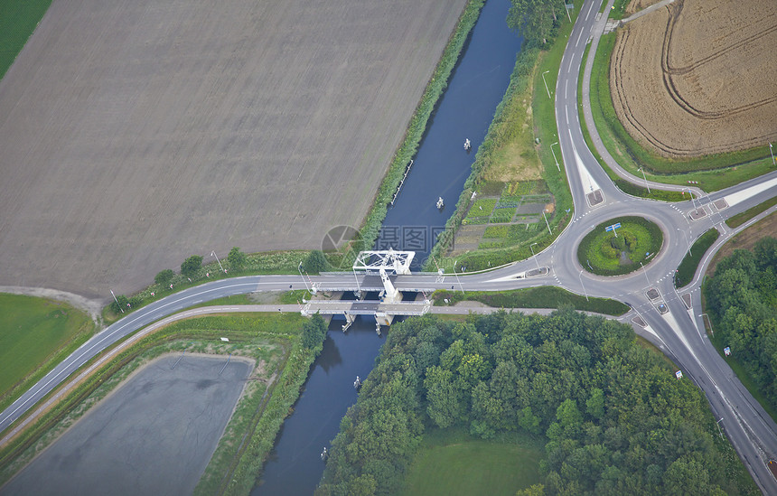 荷兰 从上到下几乎没有桥梁的农场地貌图片