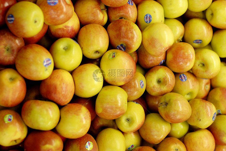 市场摊位上一堆美味的苹果水果节日红色活力生活水滴黄色图片