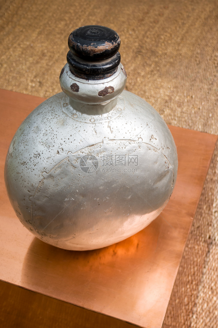 旧香水瓶装在铜环状板上图片