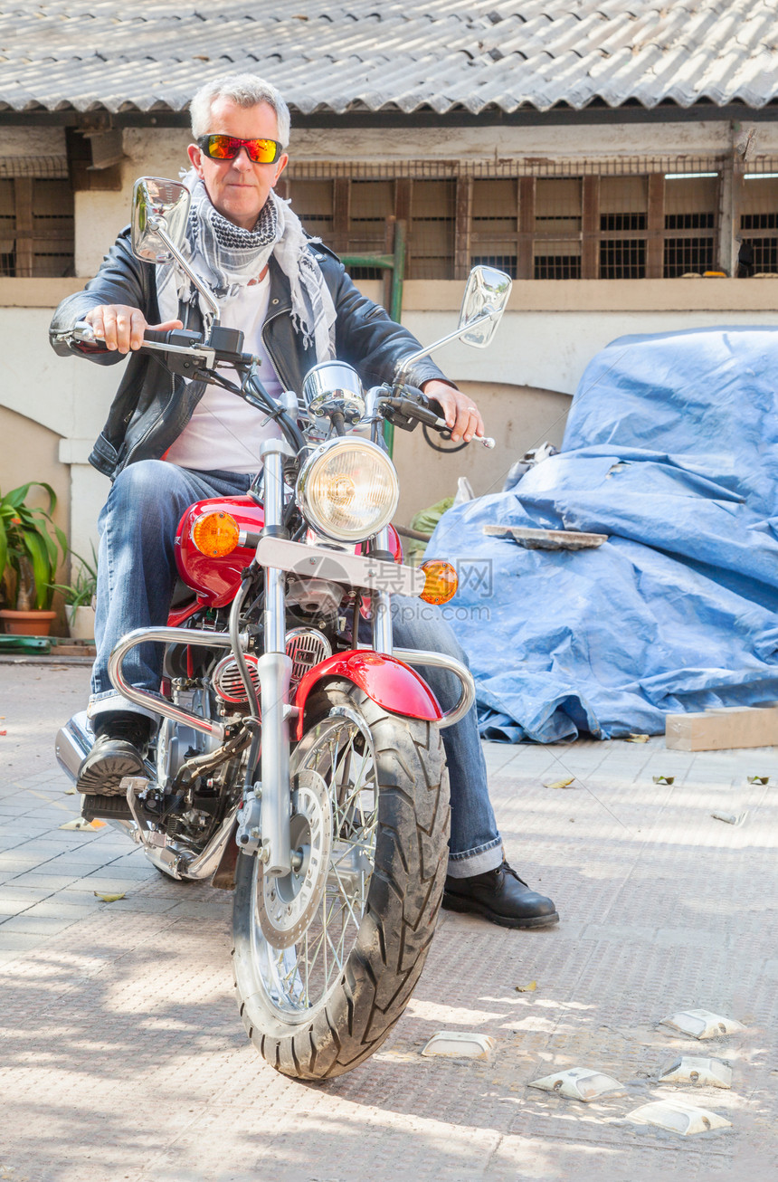 摩托车 干着风潮的红色自行车合金皮革牛仔裤男人男性场景轮子落叶伙计骑士图片