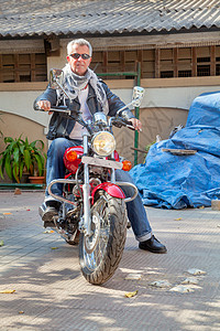 解放时尚风潮摩托车 干着风潮的红色自行车骑士皮革合金夹克背心垃圾轮子伙计太阳镜色调背景
