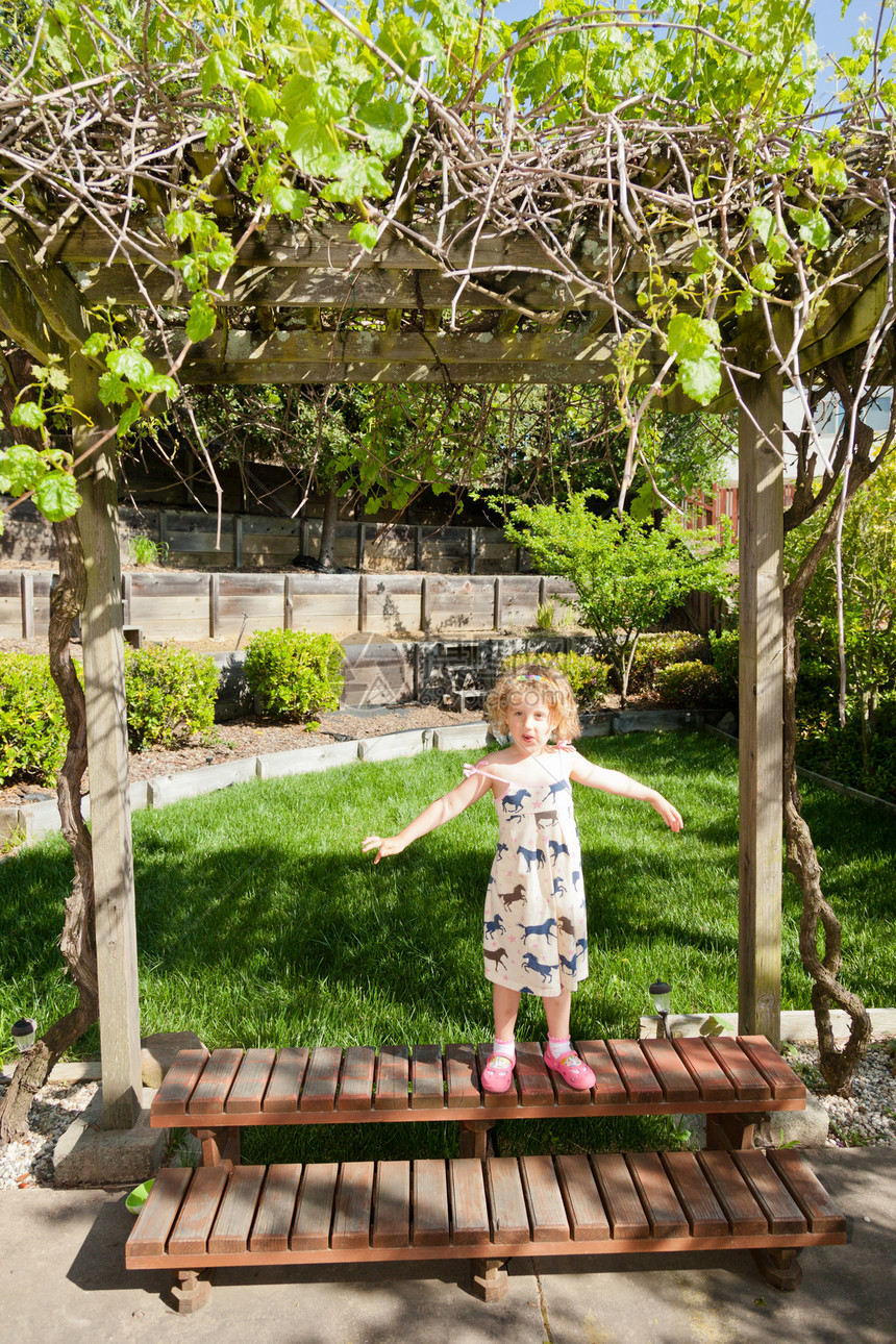 在花园的春天家庭幸福女孩晴天乐趣孩子童年草地小路女儿图片