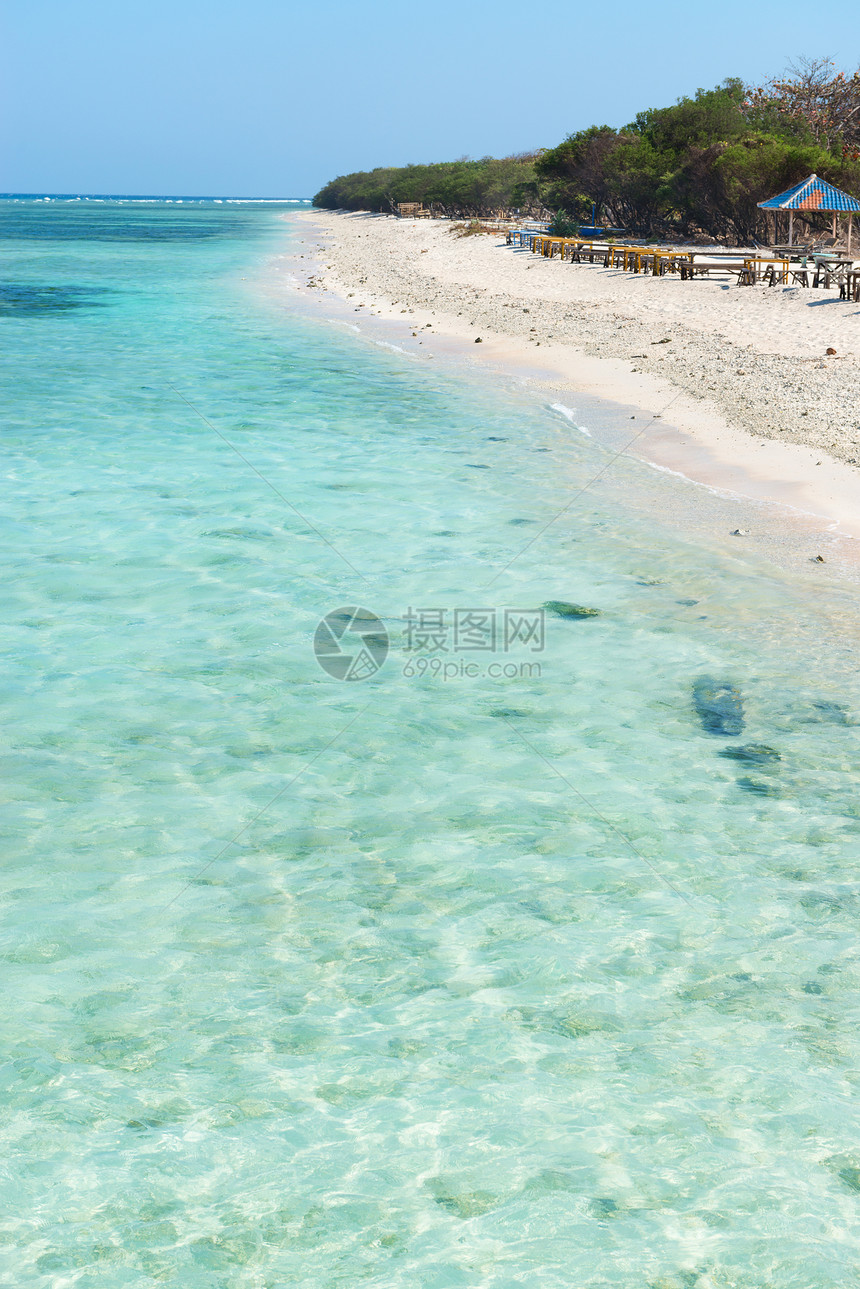 美丽的海滩 有蓝色清洁水和咖啡厅海景旅行情调季节椅子异国海岸海岸线风景支撑图片