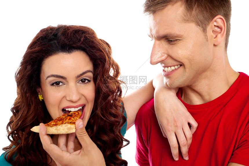 享受比萨饼的女孩 和她男朋友分享香肠快乐女士恋人成人食欲男性女性夫妻男人图片