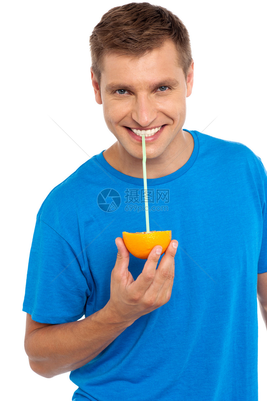 喝半橙汁的帅哥水果橙子快乐牙齿食欲饮食早餐果汁饮料活力图片