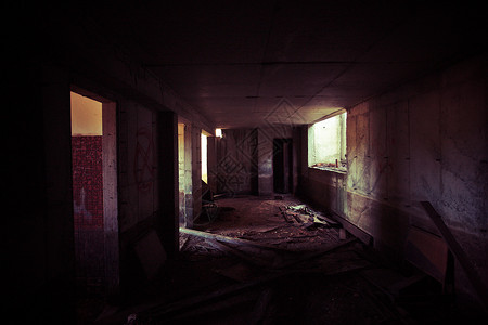 废弃农舍的黑暗内深处背景图片