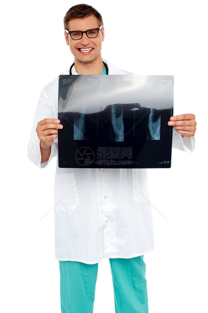 年轻快乐的外科医生展示病人X光片冒充保健男性眼镜医师从业者卫生处方专家实验室图片