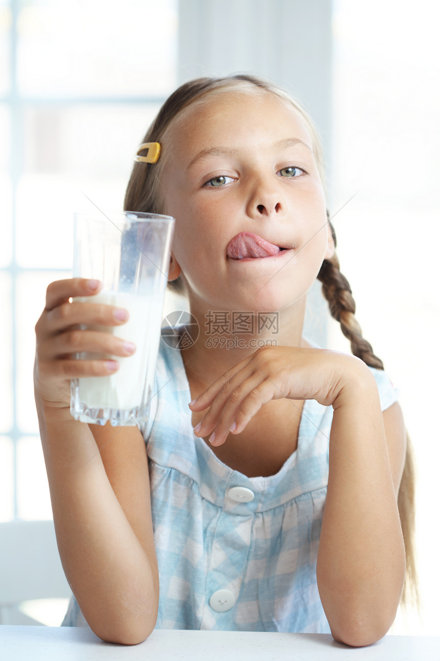 儿童饮料牛奶育儿童年女性小吃快乐女儿孩子玻璃乐趣女孩图片